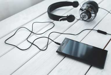 英超日本国脚与战犯照片合影，其俱乐部比赛在中国照常直播引球迷不满，咪咕客服回应